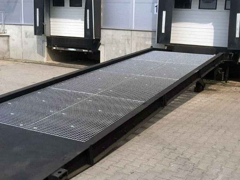 Mobile loading dock ramps